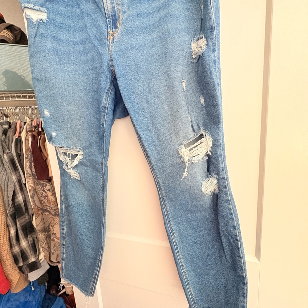 Old Navy Light Blue Distressed Cropped Jeans